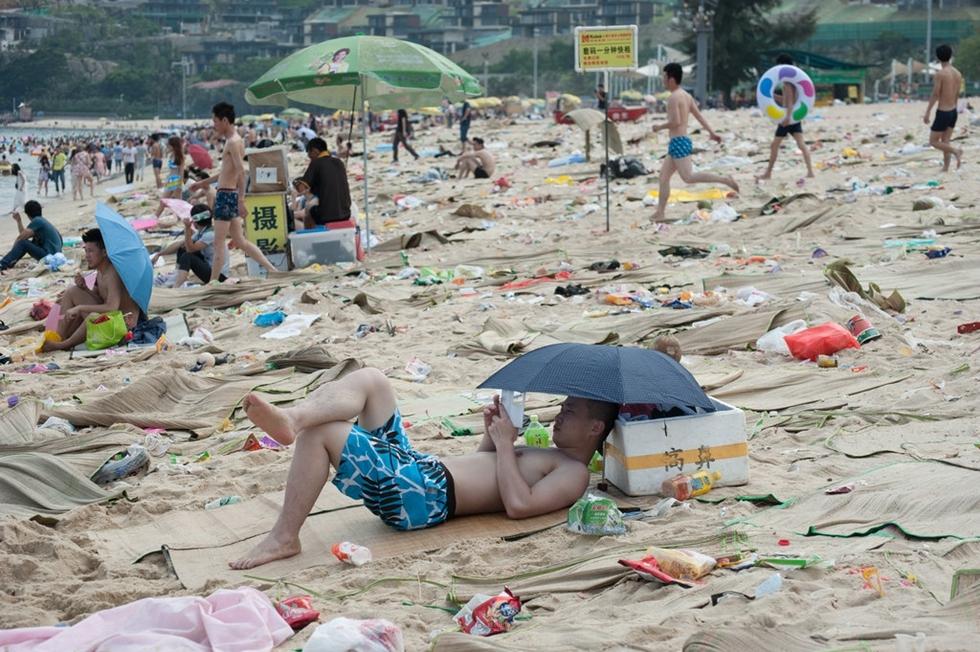 深圳沙滩双节后成“垃圾场” 游客淡定游玩