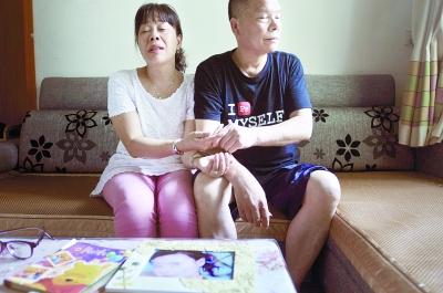 6月29日，株洲市芦淞区王塔冲二村，想起唯一的女儿的事情，周孟莉和老公悲痛不已。记者 李健 摄