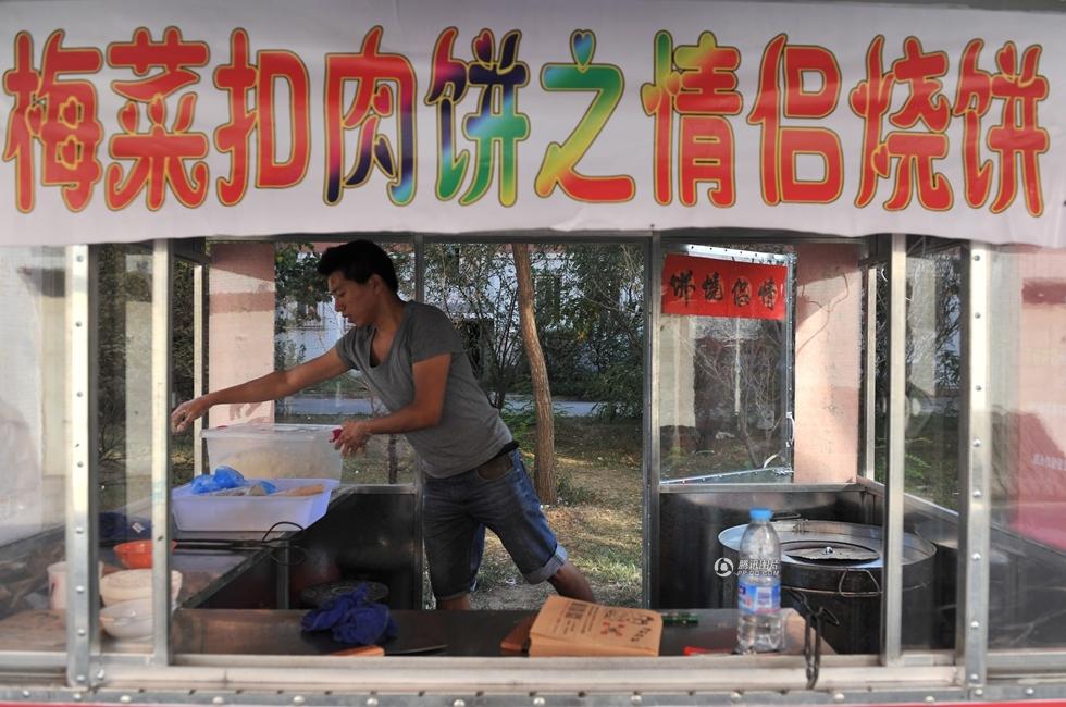 大学生放弃工作回母校卖烧饼