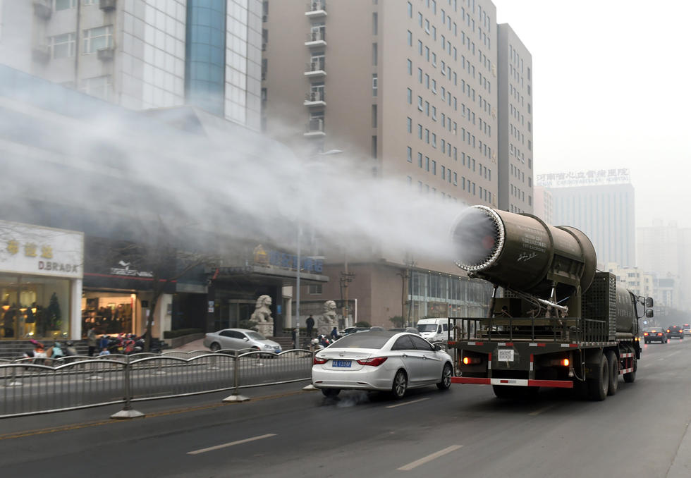 郑州街头惊现“防霾神器”雾炮车