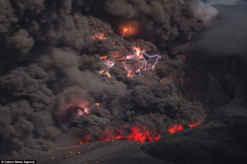 摄影师拍摄印尼火山喷发闪电雷鸣奇景