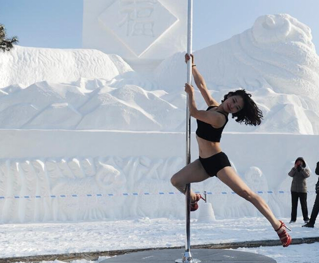 长春女孩零下20度表演雪地钢管舞