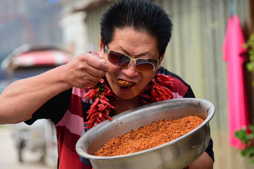 河南一男子嗜"辣"如命 每天能吃5斤辣椒
