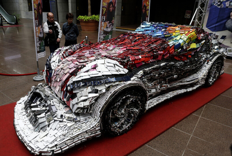 艺术家用2万部手机打造"豪华跑车"