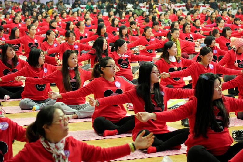 江苏上千孕妇齐做瑜伽助产 印度大师亲授