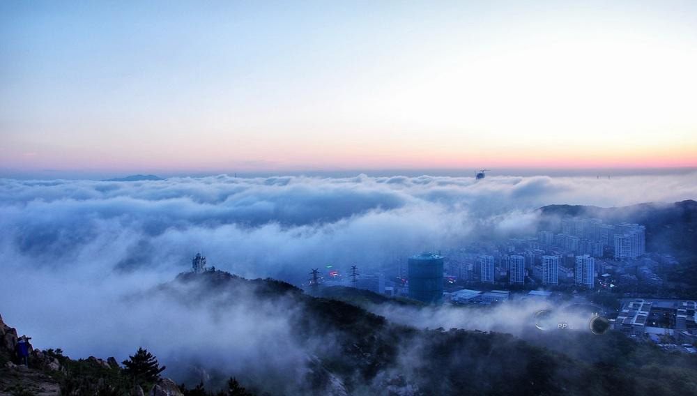 青岛沿海现平流雾景观 城市如仙境（图）