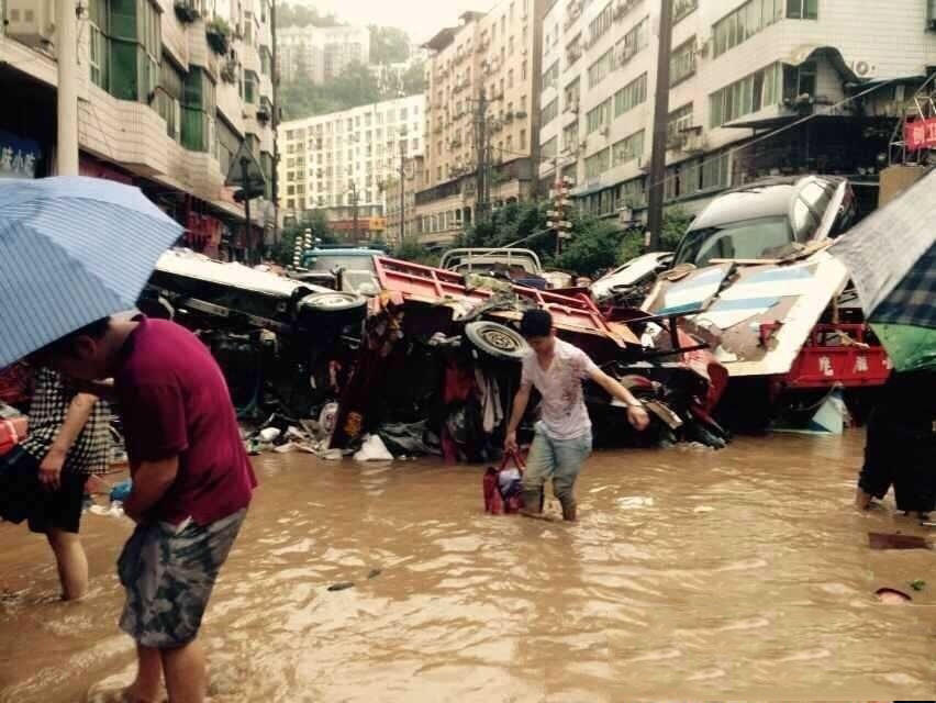 四川南江暴雨引洪水 数百辆车被泡成"废铁"