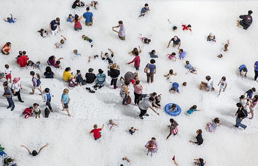 美国博物馆用百万塑料球建起人造海滩