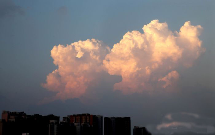 港城天空"烧出"多姿云霞