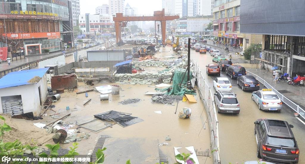 台风"苏迪罗"袭闽城区水位暴涨变"泽国”