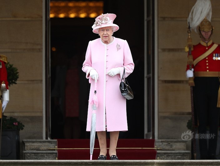 白金汉宫举办花园派对 粉色少女心女王上线