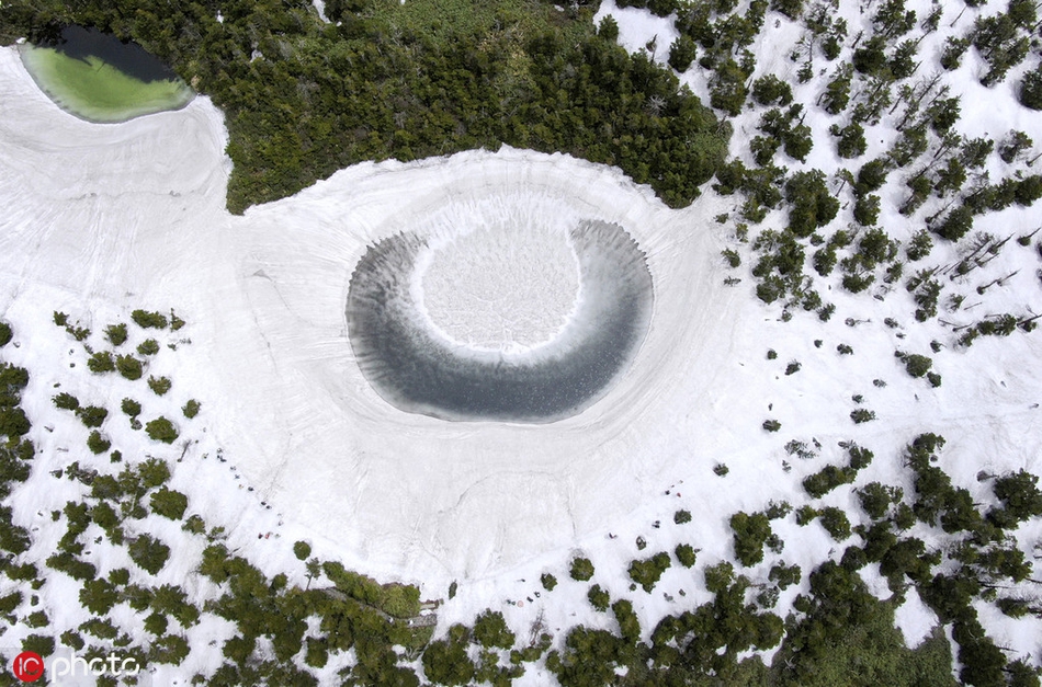 奇妙！伴随 积雪融化 日本八幡平再现“龙眼”奇景