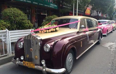 土豪婚礼：金色劳斯莱斯车队 3箱现金黄金