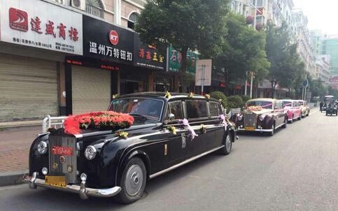 土豪婚礼：金色劳斯莱斯车队 3箱现金黄金