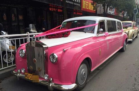 土豪婚礼：金色劳斯莱斯车队 3箱现金黄金