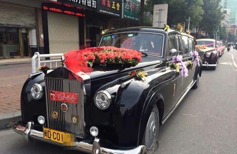 土豪婚礼：金色劳斯莱斯车队 3箱现金黄金