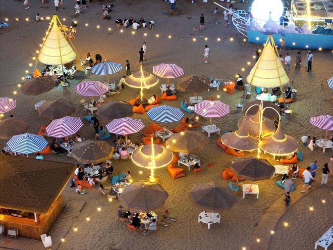 连云港：热闹沙滩引游人