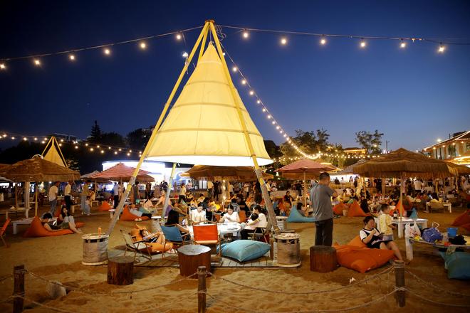 连云港：热闹沙滩引游人