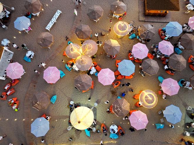 连云港：热闹沙滩引游人