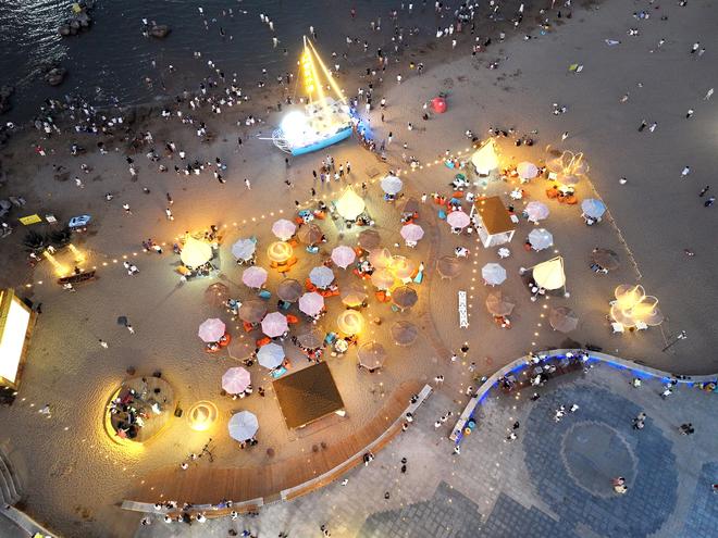 连云港：热闹沙滩引游人