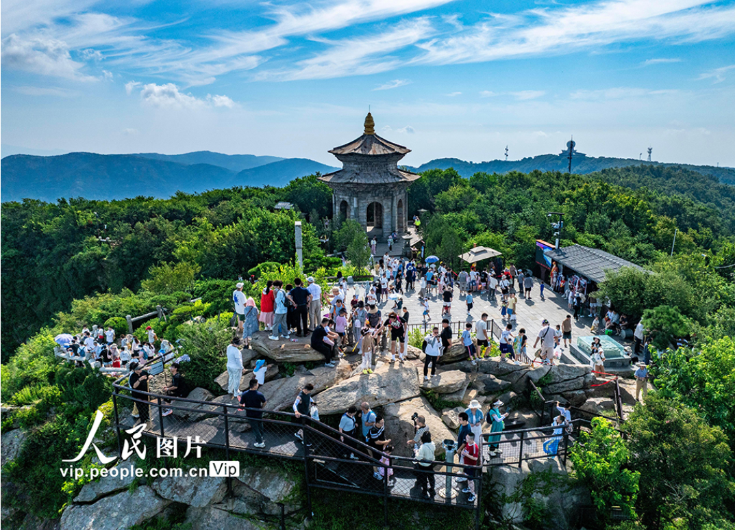 江苏连云港：花果山游人如织